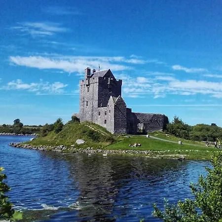 Stone Barn In Galway Countryside Атенрай